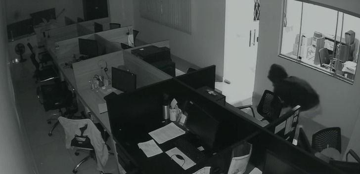 Vídeo: homem invade empresa e rouba dezenas de celulares video:-homem-invade-empresa-e-rouba-dezenas-de-celulares